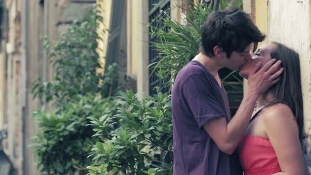 Csókok és a két fiatal szerelmesek - szenvedély — Stock videók