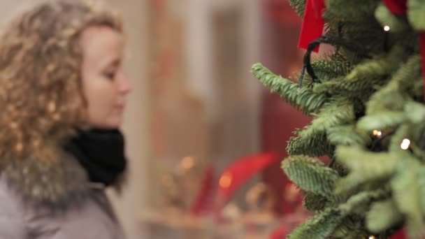 Mooie Vrouw Kijkt Naar Een Etalage Met Blootgesteld Horloge Kersttijd — Stockvideo