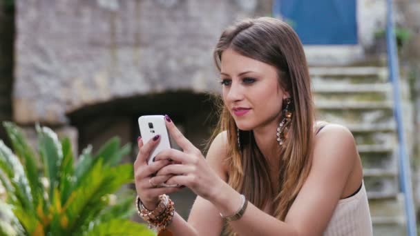 Mensagens de texto adolescente no smartphone — Vídeo de Stock