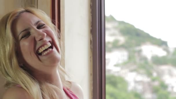Молода жінка посміхається і сміється на камеру — стокове відео