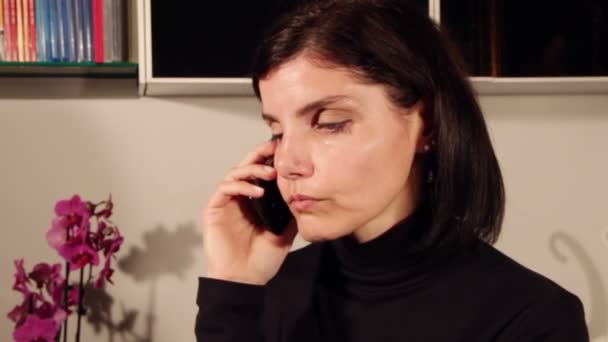 Жінка розмовляє по мобільному телефону — стокове відео