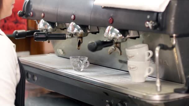 Изготовление кофе эспрессо в баре с профессиональной машиной — стоковое видео