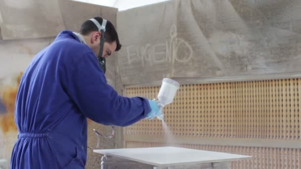 Pintura de trabajador en una fábrica - pintura industrial con pistola de pulverización - dolly — Vídeo de stock