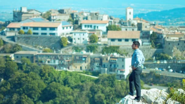 Hombre de negocios se regocija por la realización del éxito — Vídeo de stock