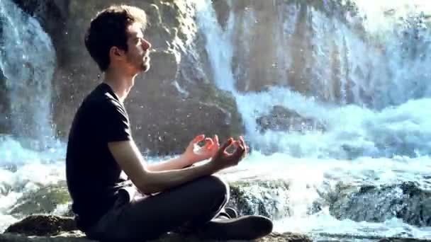 Niño en meditación — Vídeo de stock