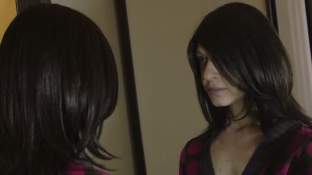 Женщина в химиотерапии страдает от рака снимает парик: одиночество — стоковое видео
