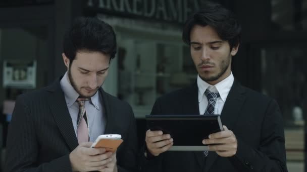 Hombres de negocios que utilizan la tableta y el teléfono inteligente: trabajo, compañero de trabajo, negocio, web, wi-fi — Vídeos de Stock