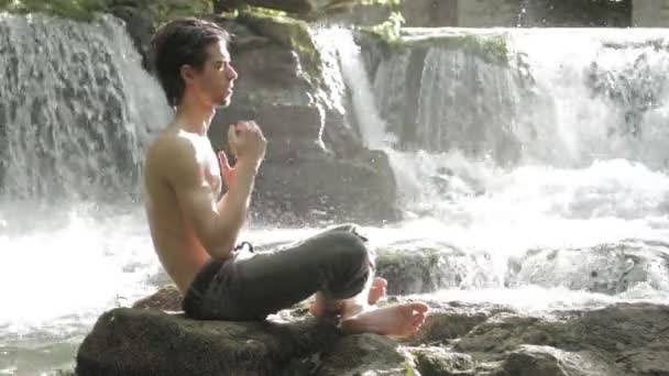 Depressiver und trauriger Mann betet Gott, in der Nähe von Wasserfällen — Stockvideo