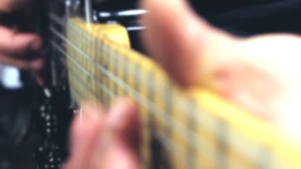 Musicista suonare la chitarra elettrica — Video Stock