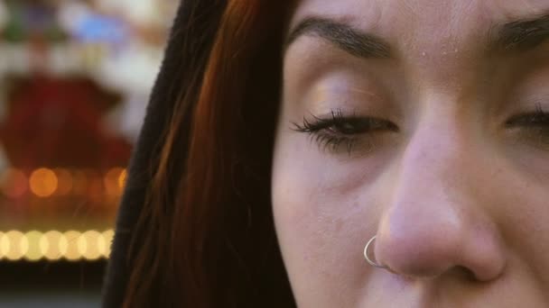 Κινηματογράφηση σε πρώτο πλάνο σε μια κοπέλα που κλαίγοντας σε ένα λούνα παρκ — Αρχείο Βίντεο