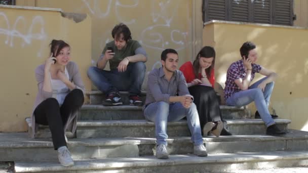 Muitos humores com um telefone celular - Grupo de amigos telefone celular, telefone celular — Vídeo de Stock