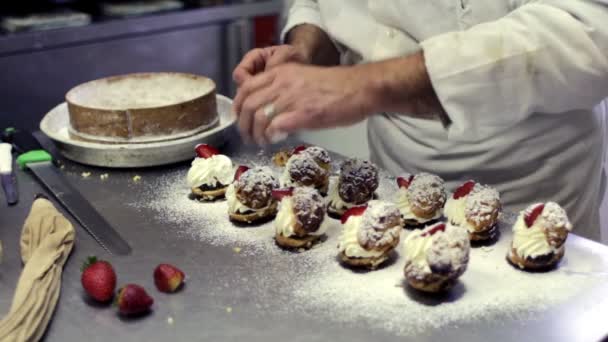 Padeiro coloca açúcar de confeiteiro — Vídeo de Stock