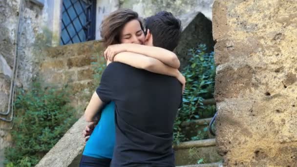 Találkozik a szerelmesek: nő átfogja a barátja, és megcsókolja őt — Stock videók