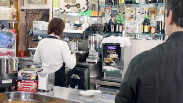 准备一杯咖啡的咖啡师 — 图库视频影像