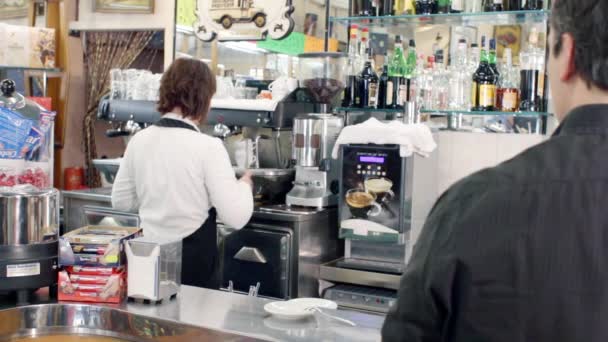 Barista preparando una taza de café — Vídeos de Stock