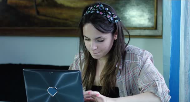 Vrouw met behulp van zakboekje computer — Stockvideo