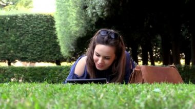 Tablet bilgisayar kullanan genç bir kadın
