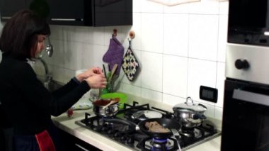 İtalyan kadın çeşni hazırlanıyor 