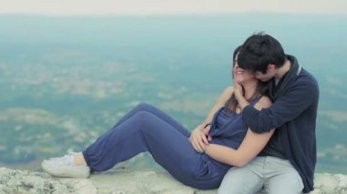 genç adam kucaklayan ve güzel genç kadın kisses