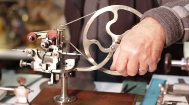 clockmaker bir antika Torna ile çalışma