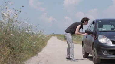 Çocuk hitchhikes ülke yolda