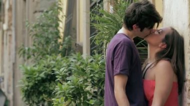 bir duvara nişanlı çift öpüşme ve el - lover - aşk holding