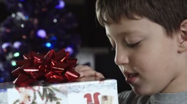 Çocuk Noel hediyesi açar