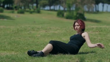 güzel kızıl saçlı kadın parkta koşu sonra dinlenme