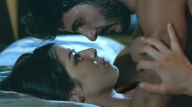 Tutkulu Çift Öpüşmesi