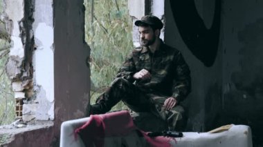 asker ile genç adam tek başına oturmak elbiseler ve bir puro içiyor