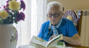 yaşlı kadın bilim - yaşlı bir kitap okuma