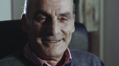 gülümseyen yaşlı adam evde