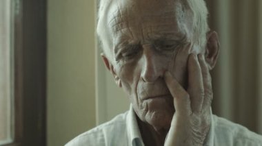 Yaşlı adam tek başına oturmak