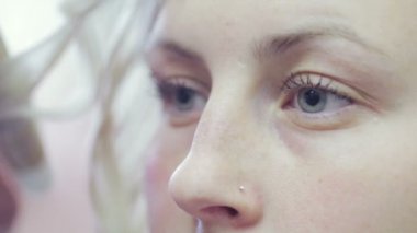 Bukleleri olan bir kadının yakın çekimi.