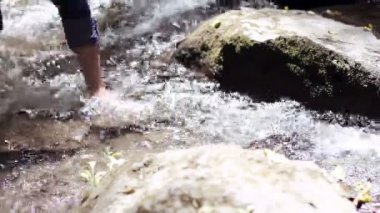 Çıplak ayakla yürüyen adam 