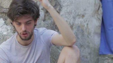 umutsuz ve öfkeli genç adam