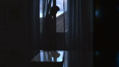 Düşünceli adam bir arama için bekleniyor