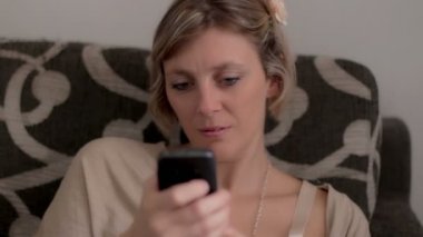 çekici kadın akıllı telefonlar ile Internet'te sörf