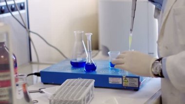Genetik laboratuarında çalışan scentist