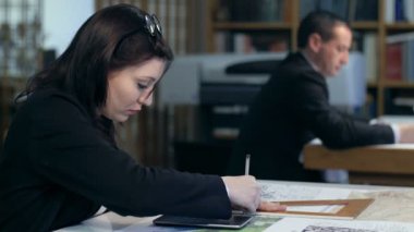 kadın mimar hesap makinesi ve kare rouler çalışma