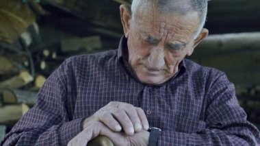 yaşlı adam kol saati kontrol