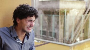 Çaresiz çocuk ağlıyor