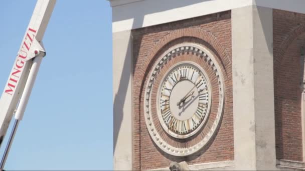 Metselaars onderhoud werk van een bell tower — Stockvideo