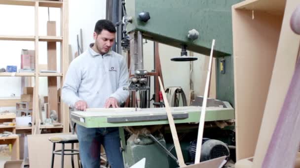 Schrijnwerker zagen van hout met een lintzaag - timmerman in carpentery - dolly — Stockvideo