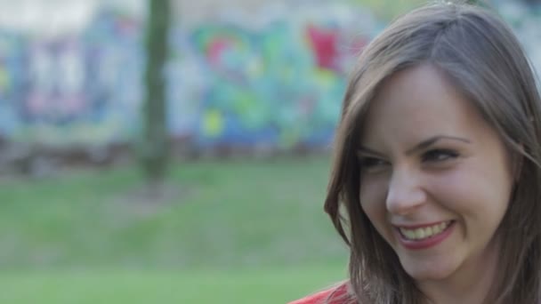 Retrato de mulher bonita está rindo sorrindo - bem-estar - felicidade — Vídeo de Stock