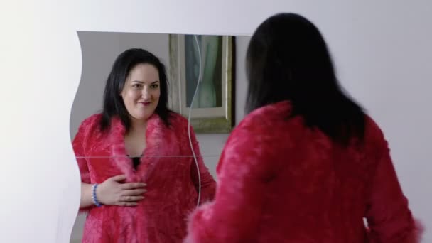 Gruba kobieta patrzy w lustro i piśmie szminką na lusterku: szczęściem — Wideo stockowe