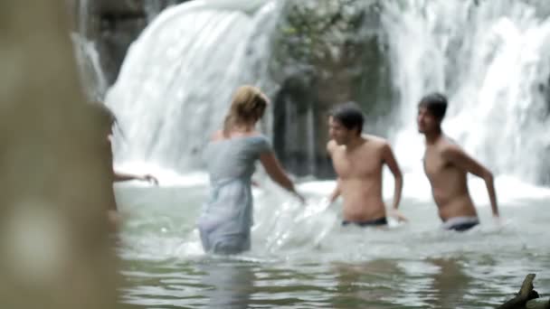 Amigos estão se divertindo em uma cachoeira - mudar o foco — Vídeo de Stock