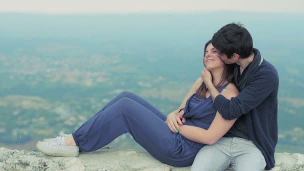 Junger Mann umarmt und küsst schöne junge Frau — Stockvideo