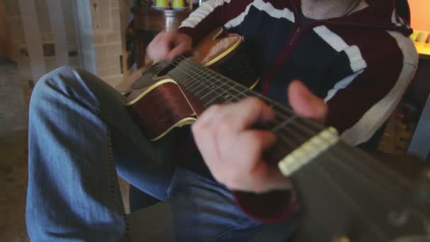 Suonare la chitarra acustica e tenere il ritmo — Video Stock