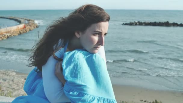 Depressieve vrouw in de buurt van de zee — Stockvideo